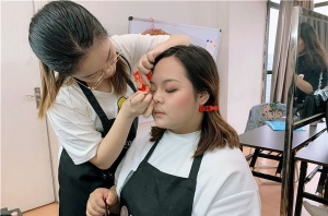 学化妆那个城市比较好？
