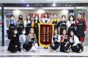 实地对比几家美妆学校，选定这家安心求学