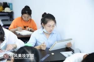 来悦风美妆学化妆，也能有不错的收入